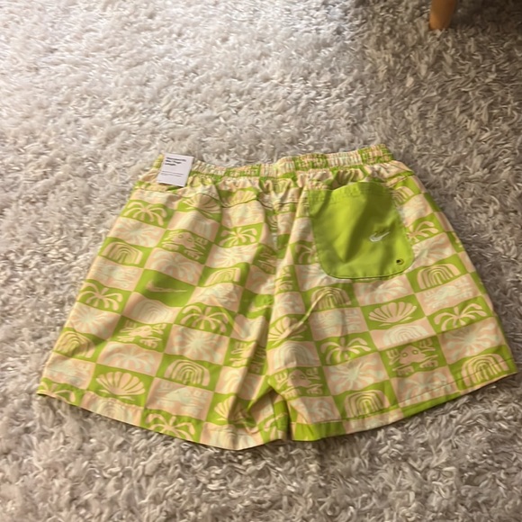 Nike Men’s Green and Baby Pink Active Shorts Size Large - Picture 3 of 4